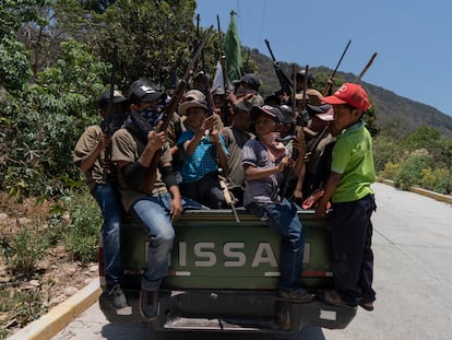 Footage of the armed children in José Joaquín de Herrera (Spanish audio).