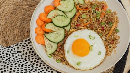 Nasi goreng, el plato nacional indonesio de arroz y huevo frito 