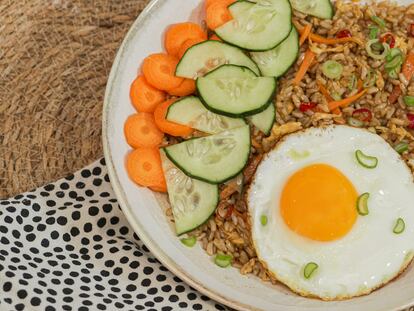 Nasi goreng, el plato nacional indonesio de arroz y huevo frito