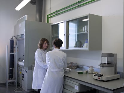 Las dos amigas e ingenieras que hacen alquimia con el plástico