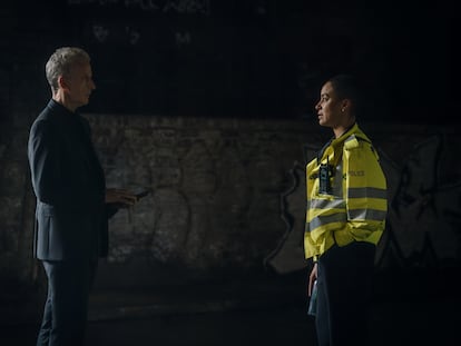 Cush Jumbo y Peter Capaldi en el capítulo tres de 'Historial delicitivo'.