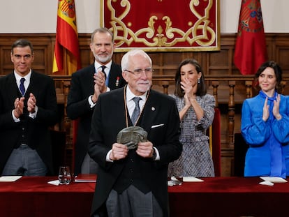 Luis Mateo Diez recibe los aplausos de los reyes de España, Felipe VI y Letizia, del presidente del Gobierno, Pedro Sánchez, y de la presidenta de la Comunidad de Madrid, Isabel Díaz Ayuso, tras recibir el Premio Cervantes 2023, durante una ceremonia celebrada este martes en el Paraninfo de la Universidad de Alcalá de Henares.