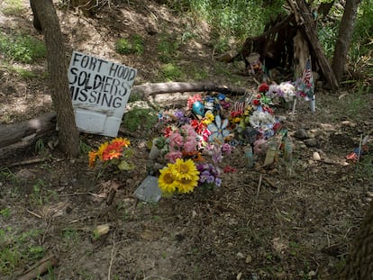 Flores en recuerdo de la soldado Vanessa Guillén junto al Río León, donde fueron encontrados sus restos. | En vídeo, la historia de la militar, hija de mexicanos. 