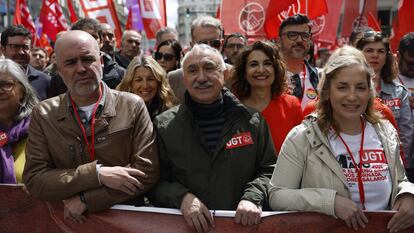 Los secretarios generales de UGT, Pepe Álvarez, y CCOO, Unai Sordo, hacen declaraciones antes de la manifestación convocada por los dos grandes sindicatos, este miércoles en Madrid.