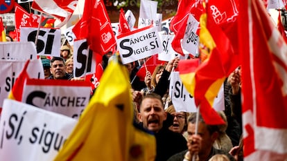 Manifestantes se concentran frente a la sede del PSEO en la calle Ferraz, en Madrid