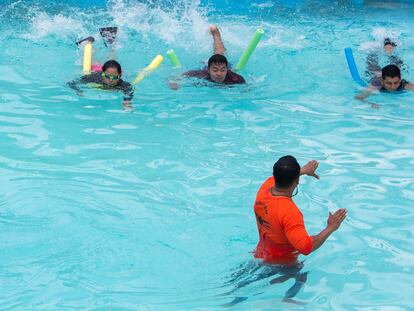 Un instructor enseña a nadar en un centro recreativo en Estelí, Nicaragua.