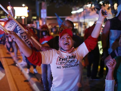 Seguidores de Donald Trump celebran los resultados de los comicios en Miami. FOTO: Joe Raedle/Getty Images/AFP | VIDEO: EFE/REUTERS