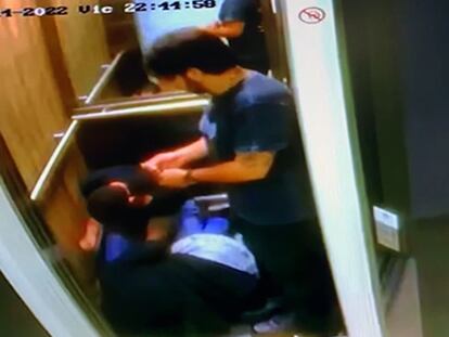 El periodista Juan Fernando Barona golpea a su pareja en un ascensor, en Bogotá, el 15 de octubre.