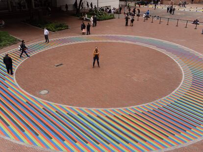 'Anillo de inducción cromática', la obra del venezolano Carlos Cruz-Diez en la plazoleta de la Universidad Jorge Tadeo Lozano, en Bogotá, el 7 de abril de 2022.