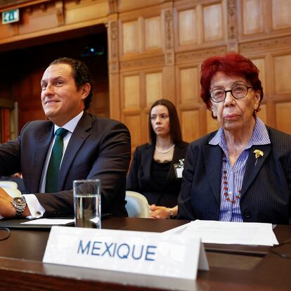 El abogado Alejandro Celorio Alcántara y la embajadora de México en los Países Bajos, Carmen Moreno Toscano, este martes durante el juicio ante el Tribunal Internacional de Justicia, con sede en La Haya.