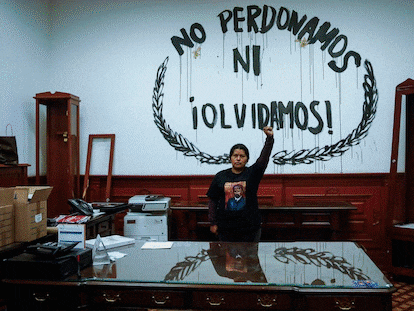 Erika Martínez, madre de una víctima de abuso sexual, en las instalaciones de la Comisión Nacional de Derechos Humanos. En video, entrevista a mujeres feministas en la Ciudad de México.