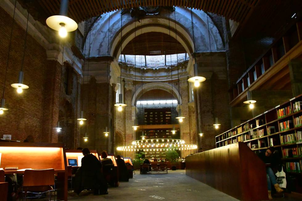 El interior de la biblioteca de laz Escuelas Pías de San Fernando, en Madrid.