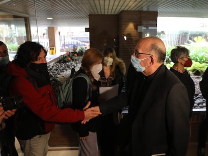 Miembros de la asociación ANIR se abrazan en el acto de recibimiento a víctimas de abusos sexuales cometidos en el seno de la Iglesia católica, en la sede de la Conferencia Episcopal Española, en marzo.
