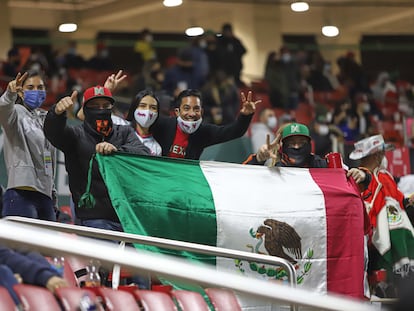 Aficionados durante un partido de béisbol en el estadio Teodoro Mariscal en Mazatlán, el pasado 31 de enero. En vídeo, imágenes de la inauguración de la Serie del Caribe.