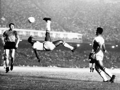Pelé durante un partido en septiembre de 1968.