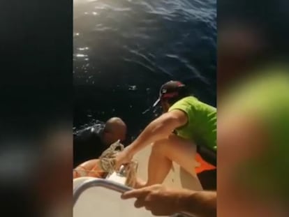 En foto, el momento en el que el pescador es rescatado. En vídeo, un pescador de 73 años sobrevive en alta mar tras pasar ocho horas haciéndose el muerto. 