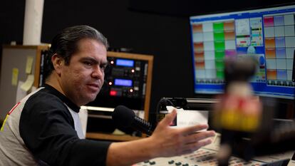 El locutor Tony 'El Tigre' durante una transmisión en el estudio de La Campesina en Phoenix, el 21 de marzo de 2024.