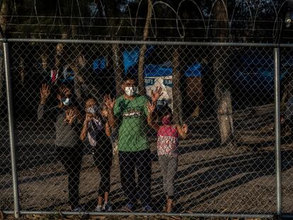  Josué Rolando Cornejo, Yamaly Flores y sus hijas Génesis (10) y Celeste (8) saludan desde el campamento de refugiados montado de forma improvisada en la ciudad de Matamoros, Tamaulipas el día 25 de febrero de 2021. 