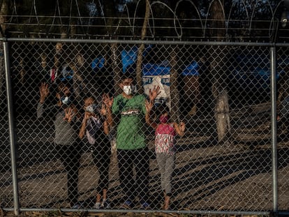  Josué Rolando Cornejo, Yamaly Flores y sus hijas Génesis (10) y Celeste (8) saludan desde el campamento de refugiados montado de forma improvisada en la ciudad de Matamoros, Tamaulipas el día 25 de febrero de 2021. 