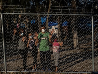 Josué Rolando Cornejo, Yamaly Flores y sus hijas Génesis (10) y Celeste (8) saludan desde el campamento de refugiados montado de forma improvisada en la ciudad de Matamoros, Tamaulipas el día 25 de febrero de 2021.