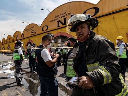 Bomberos laboran en el incendio del Mercado de Sonora.