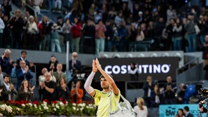 El tenista español Carlos Alcaraz tras ser derrotado ante el ruso Andrey Rublev en partido de cuartos de final del Mutua Madrid Open.