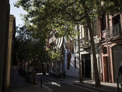 La calle Finlànida, en el distrito Sants-Montjuïc. En vídeo, entrevista a los autores del proyecto Mercè, Mar Santamaria y Pablo Martínez. 