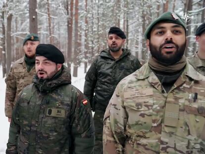 Soldados de la OTAN interpretando 'Carol of the Bells' entre los que se encuentran tres militares españoles
