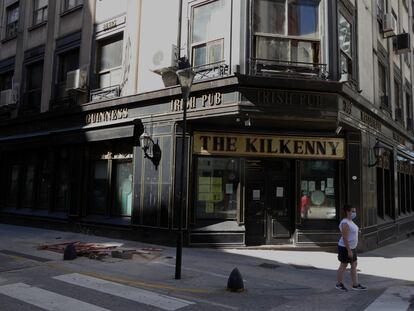 Comercios cerrados por la crisis económica en el Barrio Retiro,Buenos Aires, Argentina. FOTO: Enrique García Medina | VIDEO: Aitor de Iturria