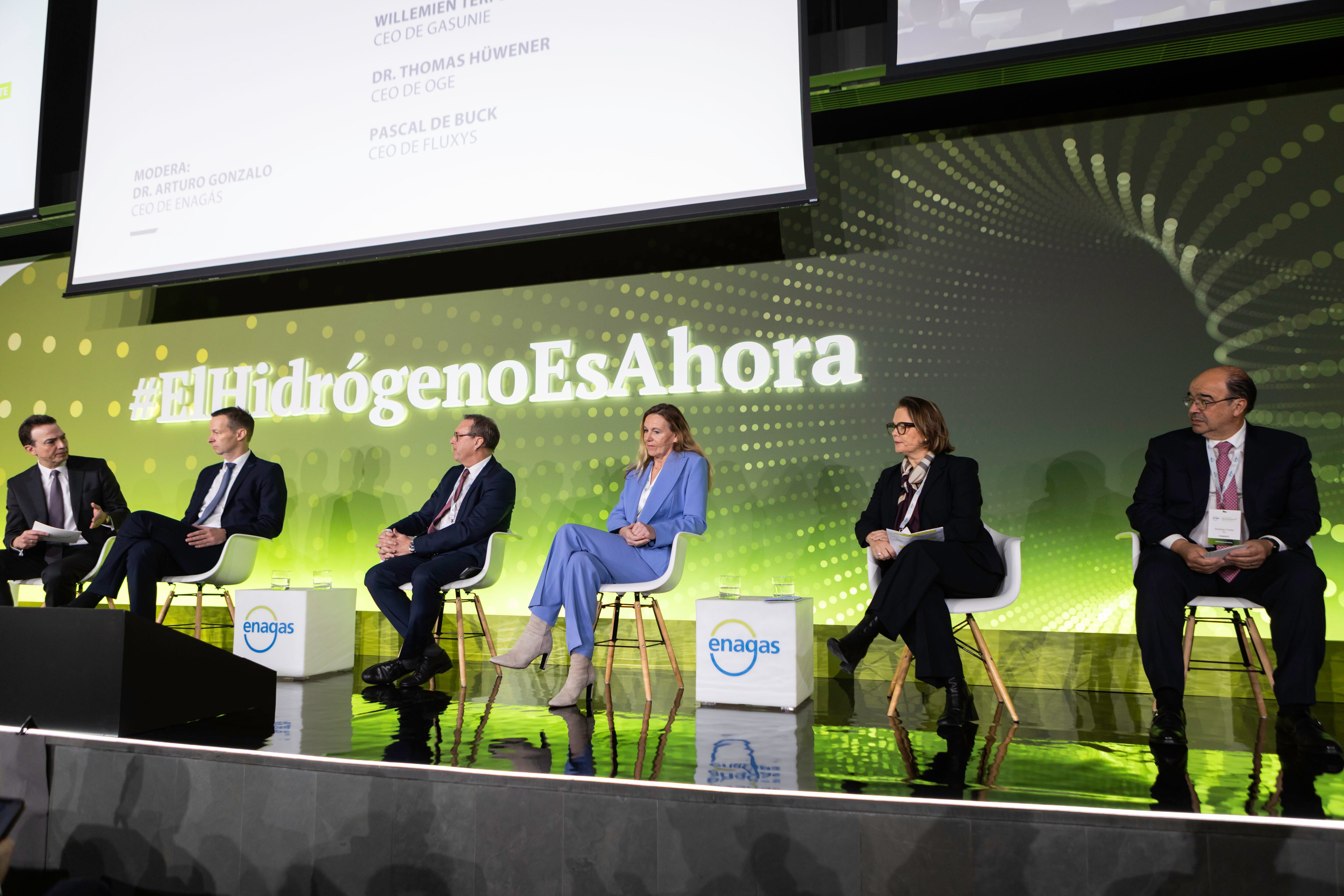 Desde la izquierda, Arturo Gonzalo, CEO de Enagás; Thomas Hüwener, CEO de OGE; Pascal de Buck, CEO de Fluxys; Willemien Terpstra, CEO de Gasunie; Sandrine Meunier, CEO de NaTran, y Rodrigo Costa, CEO de REN.