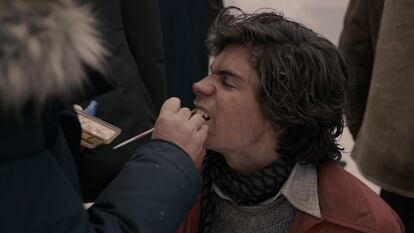 El actor Enzo Vogrincic siendo maquillado durante el rodaje de La sociedad de la nieve.
