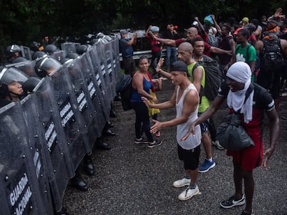 Migrantes que viajaban rumbo al norte del país se enfrentan con elementos de la Guardia Nacional y Migración el sábado en Tapachula, Chiapas. En video, el viaje de la caravana migrante.