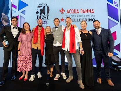 El chef Rasmus Kofoed (con pajarita y chaleco, quinto por la izquierda) junto al equipo de su restaurante Geranium, en Copenhague (Dinamarca), tras alzarse como el número 1 del mundo en la lista The World's 50 Best, el 18 de julio de 2022 en Londres.