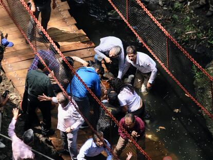 Equipos de rescate atienden a personas heridas tras el colapso de un puente en la reinauguración del Paseo Ribereño de Cuernavaca, Morelos, el 7 de junio de 2022. En video, la caída del puente.
