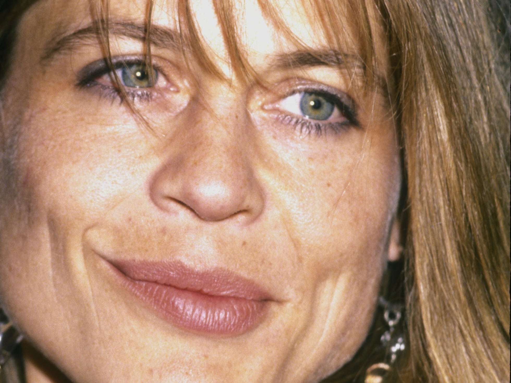 does linda hamilton smoke cigarettes Goals: 'Terminator' star Hamilton, 69, speaks on aging in Hollywood: I do not spend a moment trying to look younger on any level, ever. I have just completely surrendered to the Trailer for the fifth season