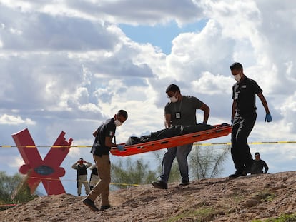 Expertos forenses transportan el cuerpo de la niña que se ahogó mientras intentaba cruzar con su madre el Río Bravo, en Ciudad Juárez, Estado de Chihuahua, el 22 de agosto de 2022.