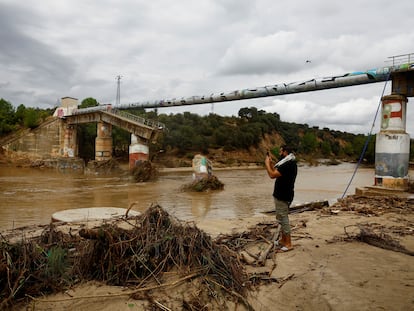 Una persona hace fotos de un acueducto dañado en el municipio de Aldea del Fresno (Madrid) el 4 de septiembre de 2023.
