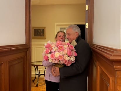 Andrés Manuel López Obrador, presidente de México, le entrega un ramo de flores a su esposa, Beatriz Gutiérrez Müller.
