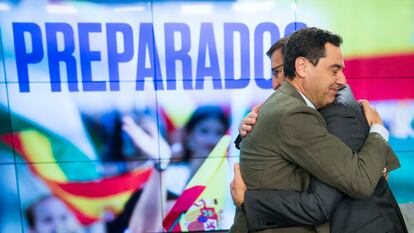 Juanma Moreno se abraza con Alberto Núñez Feijóo, este martes, antes de la junta directiva del PP, en Madrid.