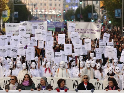 Manifestación contra la violencia hacia las mujeres en Madrid, esta mañana.
