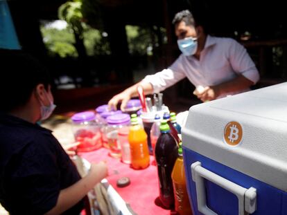 El símbolo del bitcoin adherido en un puesto de raspados local durante el lanzamiento del 'Valle del Bitcoin' en Santa Lucía, Honduras.