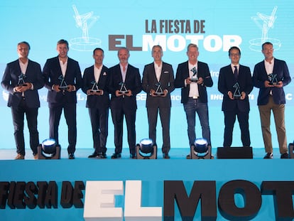 De izquierda a derecha: Jesús Alonso, presidente de Ford España; José Miguel Aparicio, director general Audi España; Sébastien Guigues, director general de Renault y Alpine en España; Leopoldo Satrústegi, director general de Hyndai España; Emilio Herrera, presidente de Kia España; Wayne Griffiths, presidente mundial de Seat/Cupra; Joao Mendes, director de Peugeot España; y Alex García Llobet, director de Marketing de Volkswagen Vehículos Comerciales, tras recoger los premios el pasado jueves en el Hipódromo de La Zarzuela. 