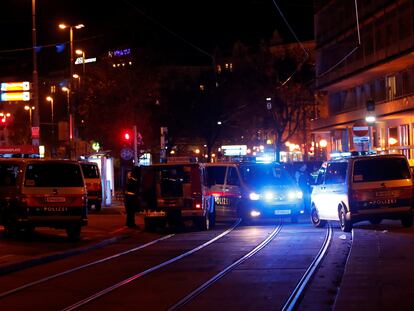 La policía cierra las calles cercanas a la plaza Schwedenplatz, en Viena, después de que se haya producido un tiroteo. En vídeo, varias grabaciones de testigos. 