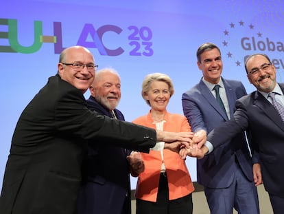 Illan Goldfajn, presidente del Banco Interamericano de Desarrollo, junto al presidente brasileño Lula da Silva; la presidenta de la Comisión, Ursula von der Leyen; el presidente español, Pedro Sánchez, y el presidente del CAF-Banco de Desarrollo de América Latina Sergio Díaz-Granados durante la cumbre en Bruselas.