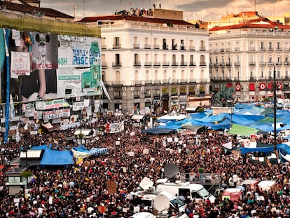 Una manifestación multitudinaria, en la Puerta del Sol de Madrid, el 21 de mayo de 2011. En vídeo, diez años del 15-M.