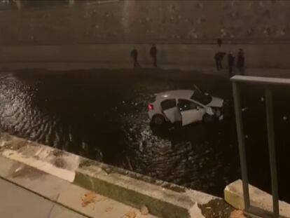 Un coche en pleno cauce del río Genil a su paso por Granada. En vídeo, un coche accidentado en el cauce del río Genil. 