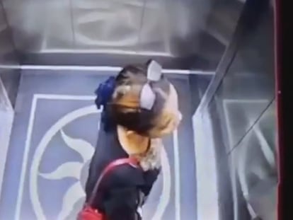 La mujer accidentada, momentos antes de caer por el hueco de un ascensor al abrirse la puerta equivocada,  en Medan (Indonesia). 