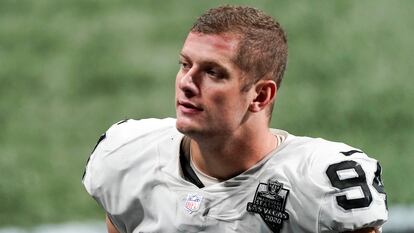 Carl Nassib, jogador de defesa do Raiders, em um jogo contra o Atlanta em novembro de 2019. Em vídeo, sua publicação no Instagram. 