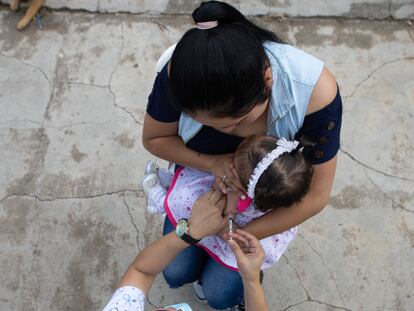 Una niña recibe la vacuna contra la viruela en Vianí (Colombia), en septiembre de 2021.