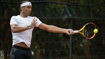 Rafael Nadal se entrena en el Club de Tenis de Barcelona durante los preparativos del Torneo Conde de Godo.
